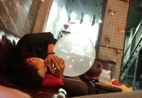 Hít bóng cười nguy hại thế nào?