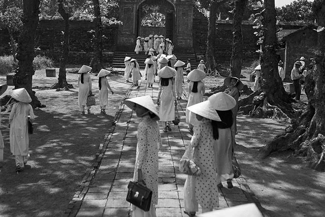 Những thiếu nữ áo dài thăm lăng tẩm ở Huế năm 1950.