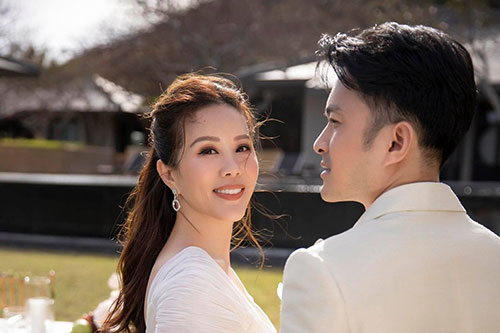 2 tháng sau khi chia tay chồng kém 10 tuổi, Hoa hậu Vbiz than thở mệt mỏi vì xóa không hết ảnh người cũ