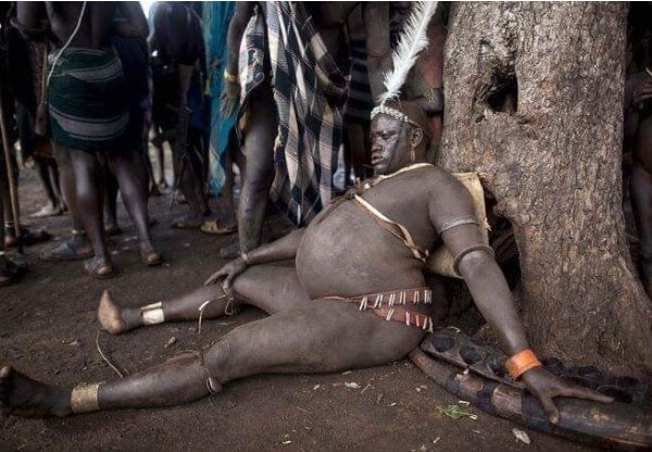 Bộ tộc kỳ lạ trên thế giới: Địa vị và sự tôn trọng của người đàn ông thể hiện qua vòng bụng to?