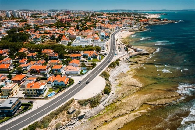 Avenida Marginal, Bồ Đào Nha - dài 30 km, là tuyến đường đôi chạy dọc theo cửa sông Tagus.