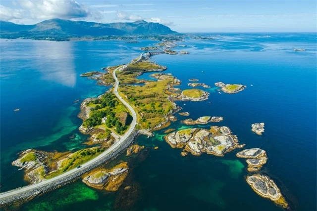 Đường Đại Tây Dương, Na Uy - dài 8 km, là một trong những tuyến du lịch quốc gia của Na Uy kết nối Averøy với đất liền thông qua một loạt đảo.