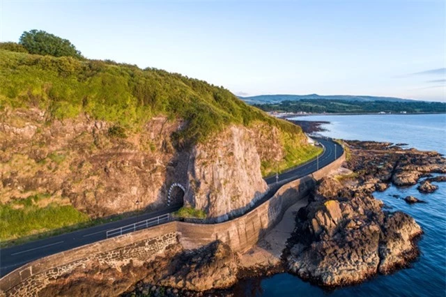 Tuyến đường ven biển Causeway, Bắc Ireland - dài 209 km và là một trong những tuyến đường có phong cảnh đẹp nhất ở Vương quốc Anh.