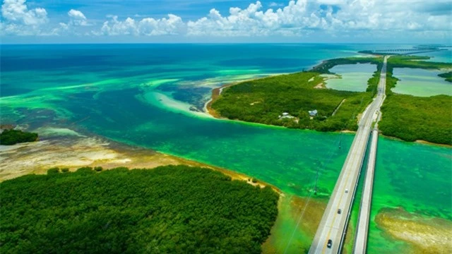 Đường cao tốc Overseas, Mỹ - dài 180 km, băng qua 42 cây cầu để nối Miami với điểm cực Nam ở Key West.