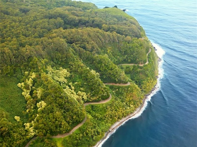 Đường cao tốc Hana, Mỹ - dài 83 km dọc theo bờ biển phía đông bắc của đảo Maui của Hawaii.