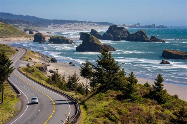 Xa lộ Bờ biển Oregon, Hoa Kỳ - là tuyến đường đẳng cấp thế giới trải dài 584 km được đánh dấu bởi những thị trấn đẹp như tranh vẽ và những bãi biển hẻo lánh.