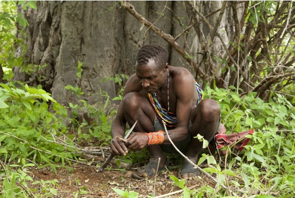 Bộ tộc duy nhất trên thế giới từ chối nền văn minh hiện đại, đánh lửa bằng đá như thời tiền sử