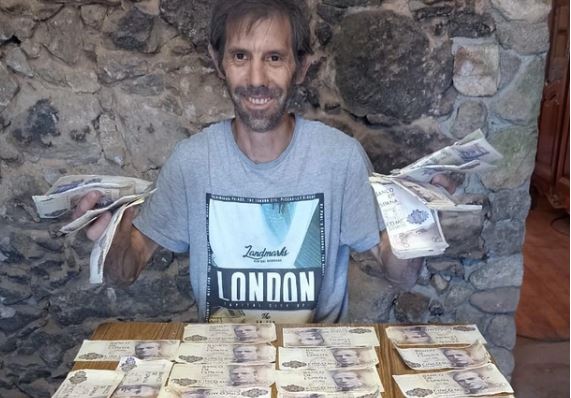 Cải tạo lại nhà, người đàn ông sửng sốt khi phát hiện thứ kẹp bên trong các bức tường