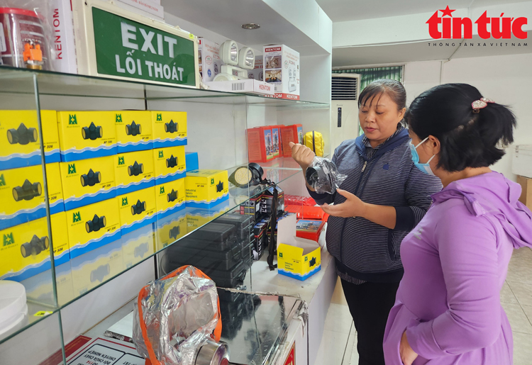 Mặt nạ chống khói, thang dây 'cháy' hàng 