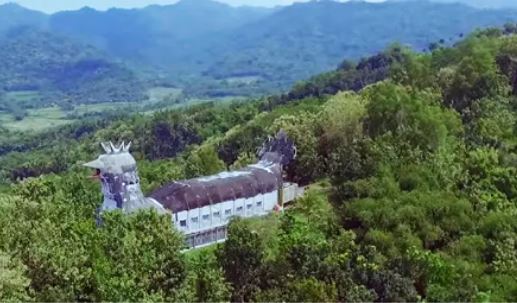 Bí ẩn nhà thờ hình con gà giữa rừng núi hoang sơ, trở thành điểm hút khách vì kỳ lạ