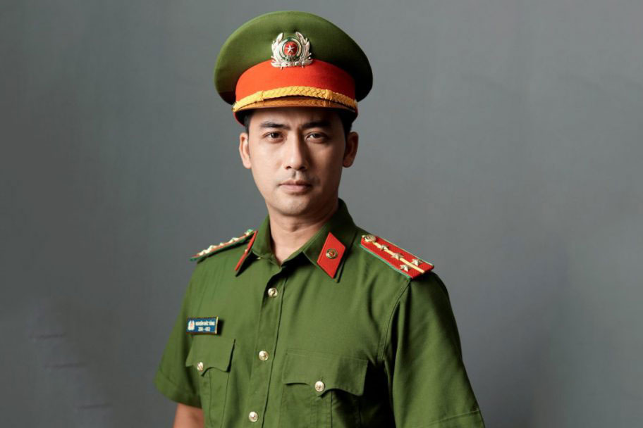 Nam diễn viên đóng công an nhiều nhất màn ảnh, bỏ phố về quê, sống hạnh phúc bình yên bên vợ kém 11 tuổi