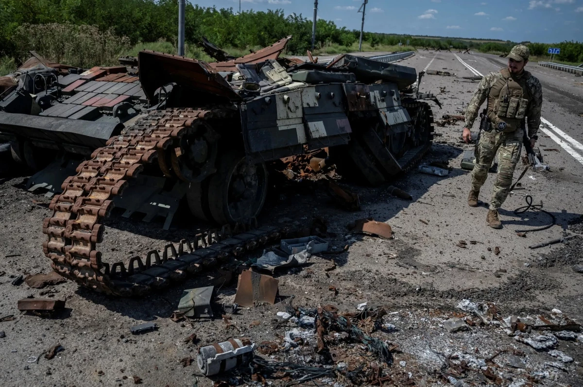Một chếc xe tăng của Ukraine bị phá hủy ở làng Robotyne. Ảnh: Reuters.