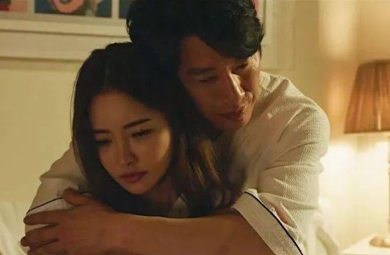 Ngày nào vợ cũng ăn diện đi làm, tôi cố tình bám theo thì choáng váng thấy cô ấy rẽ vào bệnh viện