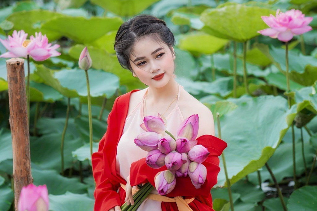 Khuôn mặt xinh tựa búp bê của nữ diễn viên 27 tuổi