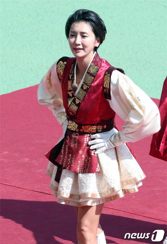 Màn tái xuất của Han Sung Joo nhanh chóng trở thành chủ đề gây chú ý trên truyền thông. Tuy nhiên cựu Hoa hậu chưa lên tiếng về khả năng trở lại showbiz