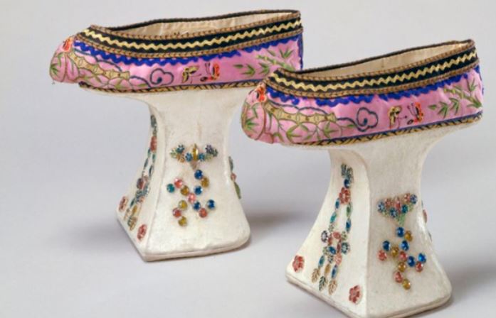 Loạt ảnh hiếm cách đây hơn 100 năm: Cận cảnh đôi giày 'dễ ngã' trị giá hơn 460 tỷ đồng của Từ Hi Thái hậu