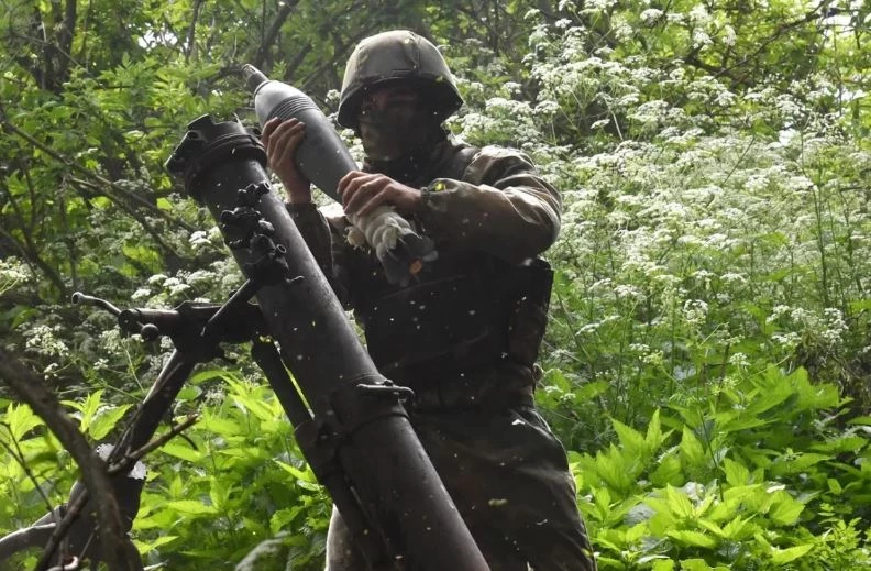 Lính Nga chuẩn bị bắn súng cối trên chiến trường Ukraine. Ảnh: Sputnik.