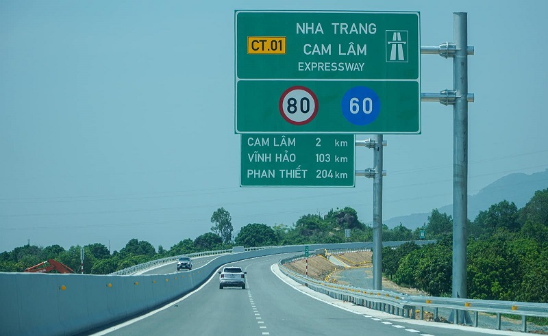 Cao tốc Nha Trang - Liên Khương có điểm đầu giao với cao tốc Nha Trang - Cam Lâm.
