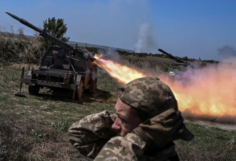Binh lính Ukraine khai hỏa hệ thống tên lửa phóng loạt về phía Nga. Ảnh: Reuters.
