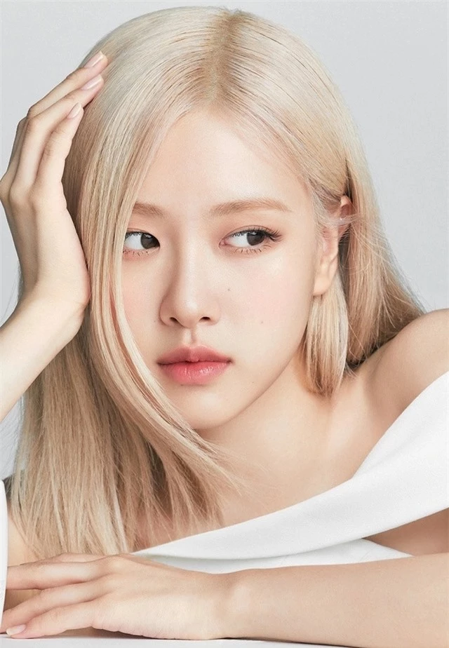 Rosé được cho đã can thiệp dao kéo phần mí mắt và đầu mũi.