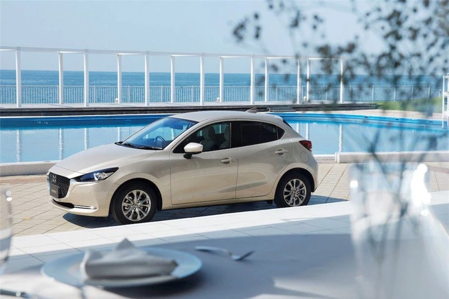 Mazda 2 điều chỉnh giá bán, khởi điểm rẻ hơn Hyundai Grand i10 - Ảnh 2.