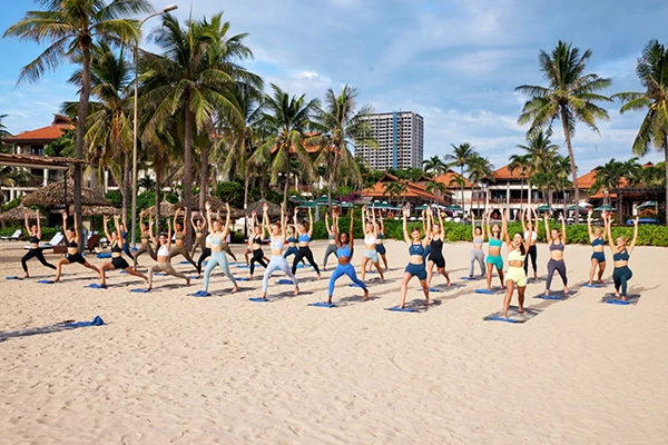 Thí sinh Hoa hậu Hoàn vũ Úc 2023 tập Yoga tại Furama Resort Đà Nẵng.