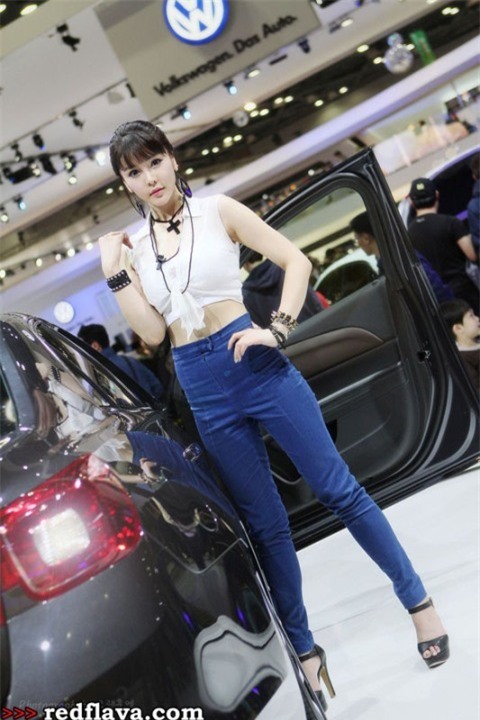 Thiếu nữ xinh đẹp bên xế hộp ảnh 4