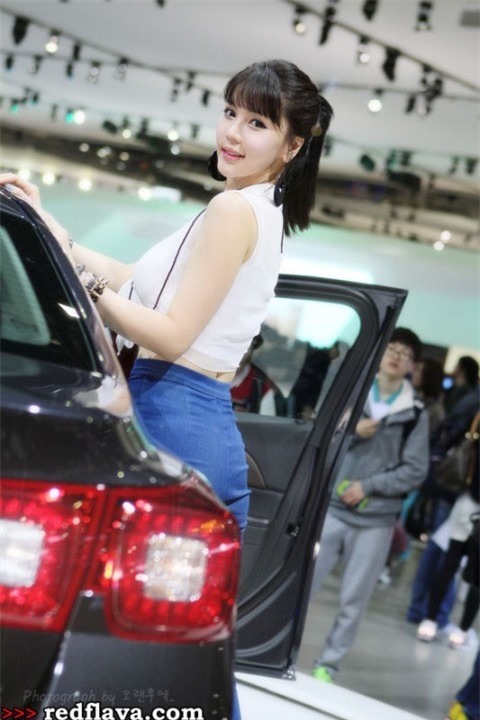 Thiếu nữ xinh đẹp bên xế hộp ảnh 5