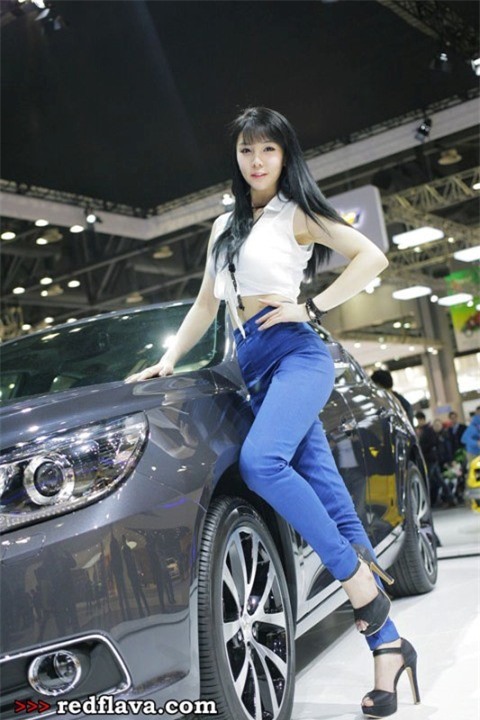 Thiếu nữ xinh đẹp bên xế hộp ảnh 6