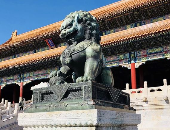 Di chuyển cặp sư tử đá trước Thái Hòa điện trong Cố cung, nhóm thợ hốt hoảng bởi cảnh tượng chưa từng thấy