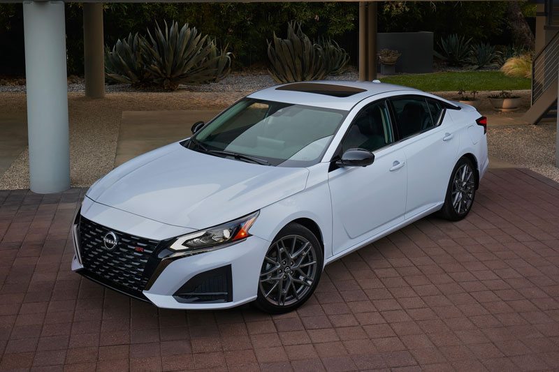 Nissan chuẩn bị khai tử 2 mẫu xe sedan