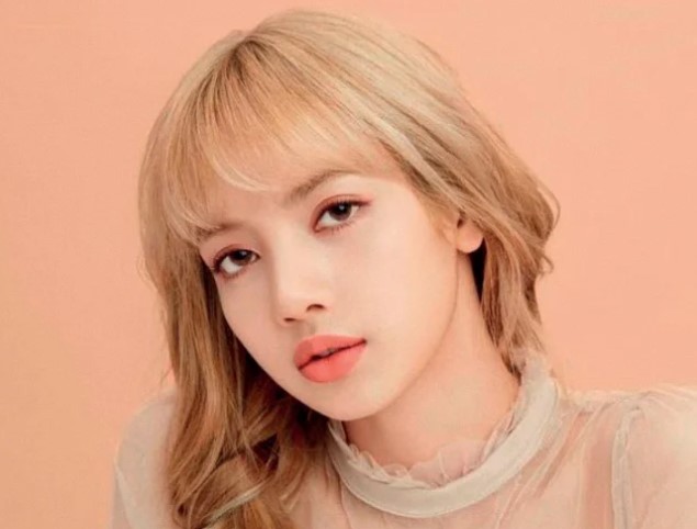 Lisa (BLACKPINK) gây sốt với mặt mộc cực xinh, không ngại đọ sắc với 'đệ nhất mỹ nhân Thái Lan'