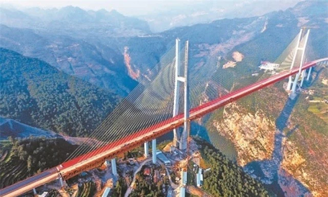 Bí ẩn vùng đất toàn cây cầu "khổng lồ" cao nhất thế giới của Trung Quốc - Ảnh 1.