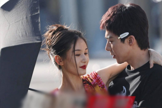 Nữ chính U40 trẻ đẹp đến mức bị nhầm là sao nhí, gây sốt vì lọt thỏm giữa dàn bạn diễn nam "khổng lồ"