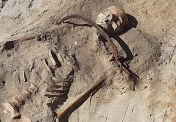 Bí ẩn hài cốt đứa trẻ ‘ma cà rồng’ bị cùm chân trong ngôi mộ cổ ở Ba Lan