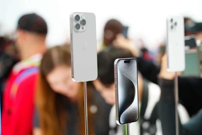 iPhone 15 màu titan hút khách