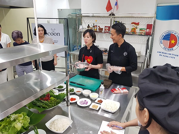 Vua đầu bếp Mỹ Christine Hà giao lưu, dạy nấu ăn cho học viên của dự án Cocoon, một dự án đào tạo miễn phí về ngành dịch vụ ăn uống dành cho người khuyết tật và kém may mắn.