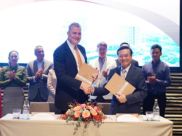 ông Steven Wolstenholme – Chủ tịch kiêm Tổng giám đốc điều hành Hoiana và ông Lương Minh Sâm – Chủ tịch Hội đồng trường ĐH Đông Á ký kết hợp tác.