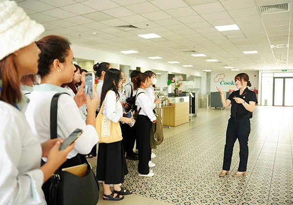 Sinh viên các ngành Ngôn ngữ và Du lịch của ĐH Đông Á đã được tham quan thực tế các vị trí công việc tại Hoiana và nghe chia sẻ, định hướng nghề nghiệp trong lĩnh vực du lịch từ các trưởng bộ phận của Hoiana.