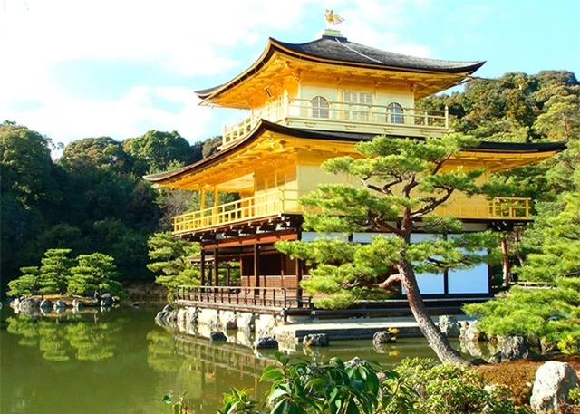 Ngôi chùa dát vàng ở Nhật Bản, lịch sử hơn 600 năm, tượng trưng cho thiên đường hạnh phúc - Ảnh 1.