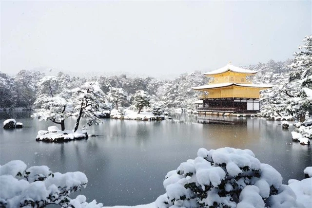 Ngôi chùa dát vàng ở Nhật Bản, lịch sử hơn 600 năm, tượng trưng cho thiên đường hạnh phúc - Ảnh 2.