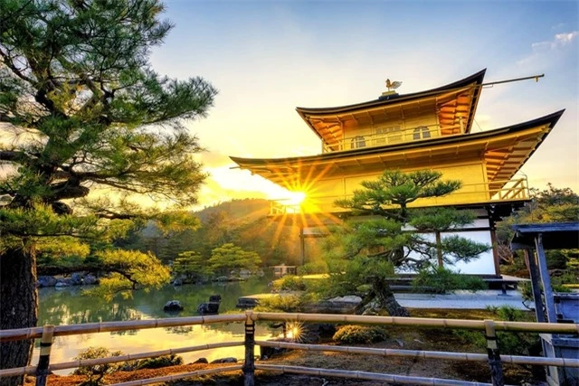 Ngôi chùa dát vàng ở Nhật Bản, lịch sử hơn 600 năm, tượng trưng cho thiên đường hạnh phúc - Ảnh 3.