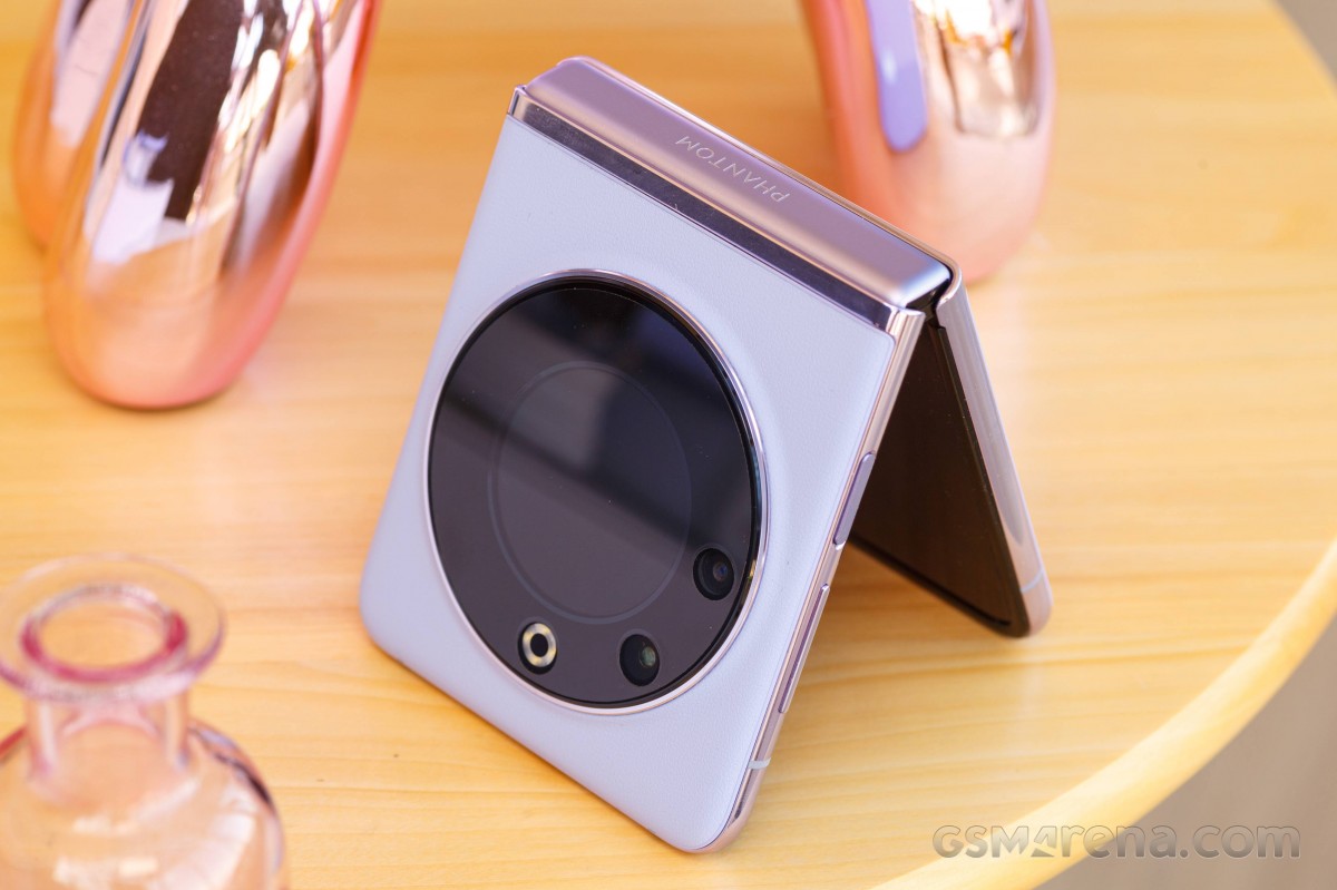 Smartphone màn hình gập, cấu hình ‘khủng’, giá hơn 15 triệu đồng