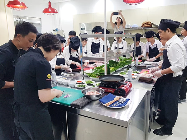 Các học viên dự án Cocoon thực hành theo dự hướng dẫn của Vua đầu bếp Mỹ Christine Hà.
