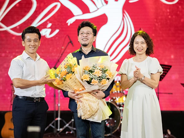 Lãnh đạo Sở Văn hóa & Thể thao Đà Nẵng và nhà hát Trưng Vương tặng hoa cám ơn chuyên gia, nghệ sĩ MonTree Sriwihok Joe.