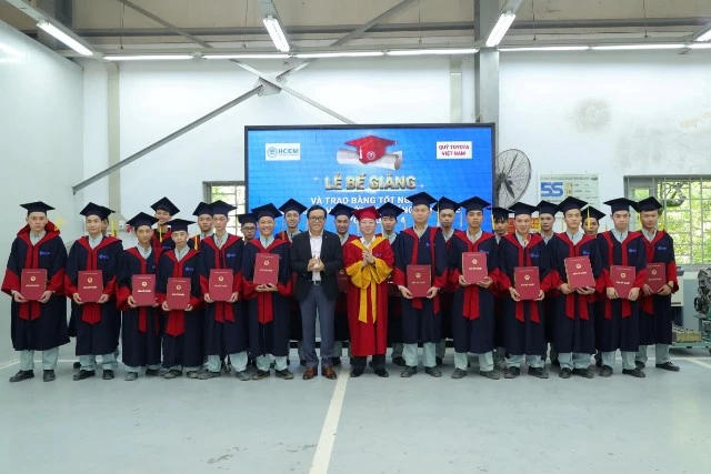 Sinh viên tốt nghiệp chụp ảnh lưu niệm với thầy Hiệu trưởng và đại diện doanh nghiệp