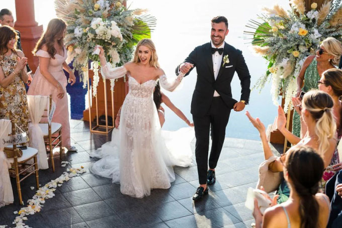 Quen nhau qua mạng, cặp đôi có cái kết như mơ với "đám cưới giữa đại dương"