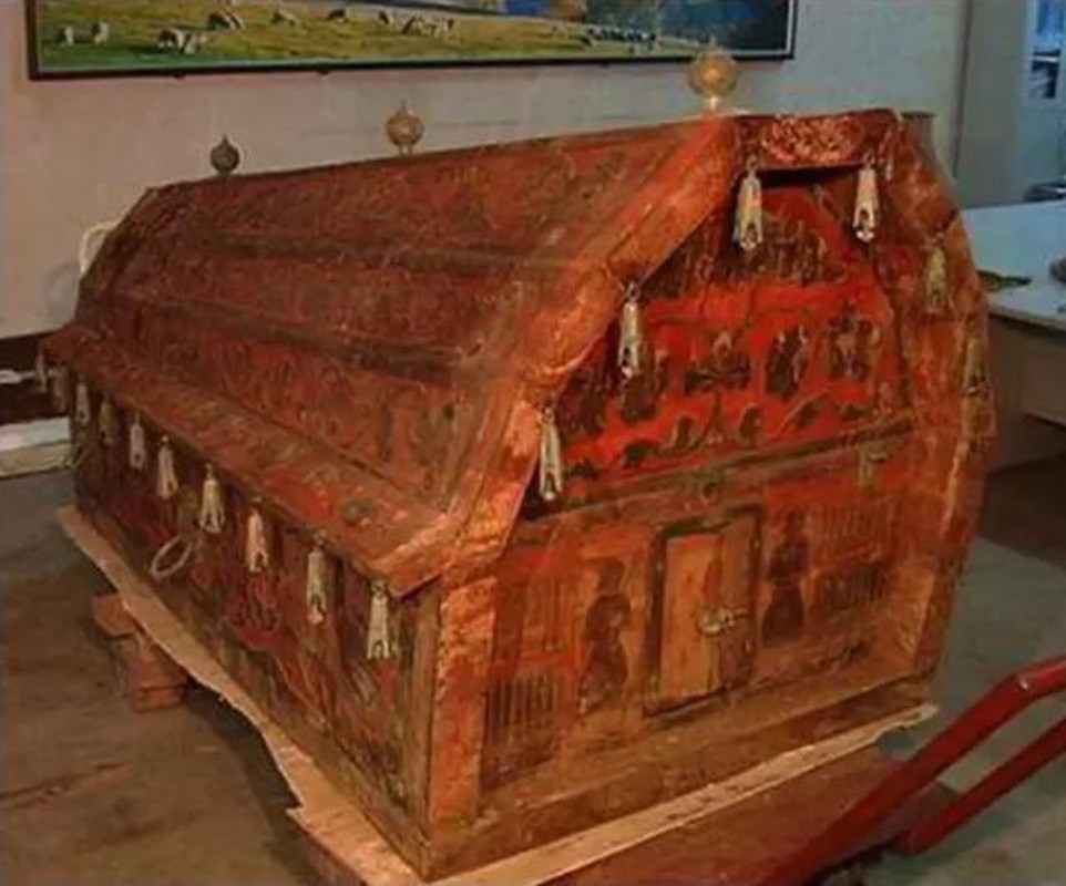 Bật nắp quan tài đỏ như máu, chuyên gia hốt hoảng hô: 'Chạy mau đi'