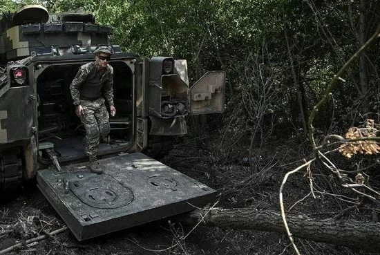 Ukraine điều xe thiết giáp công phá phòng tuyến Nga. Ảnh: Reuters.