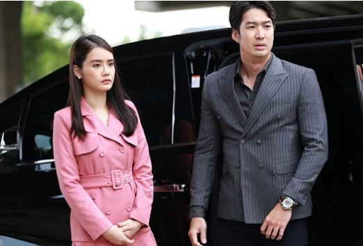 Hí hửng tới nhà bố vợ diện kiến mẹ kế, vừa tới cửa chân tôi khựng lại nhận ra phụ nữ đó